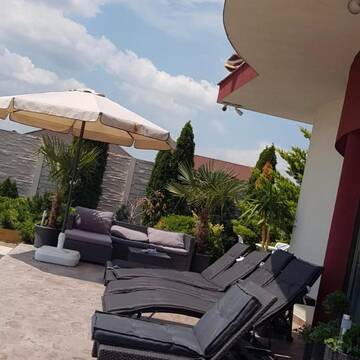 Фото номера Дом с 4 спальнями Дома для отпуска Vila de lux г. Dumbrăviţa 28